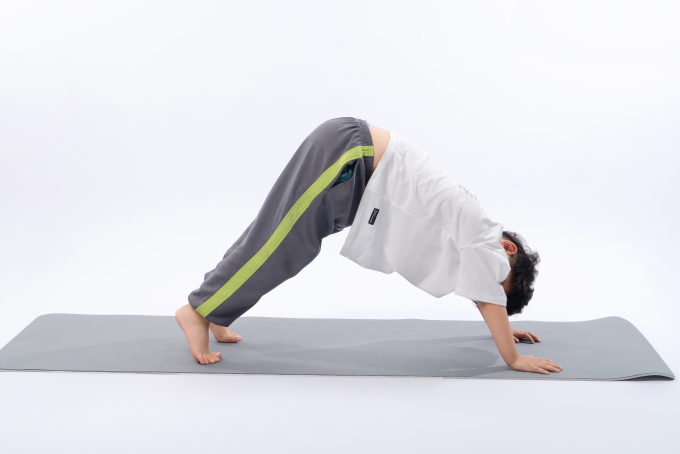 做拉伸的小学生实拍图