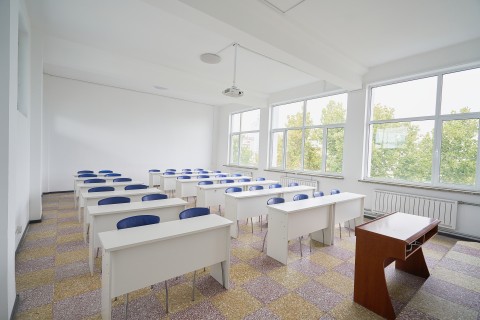 白色桌椅教室图