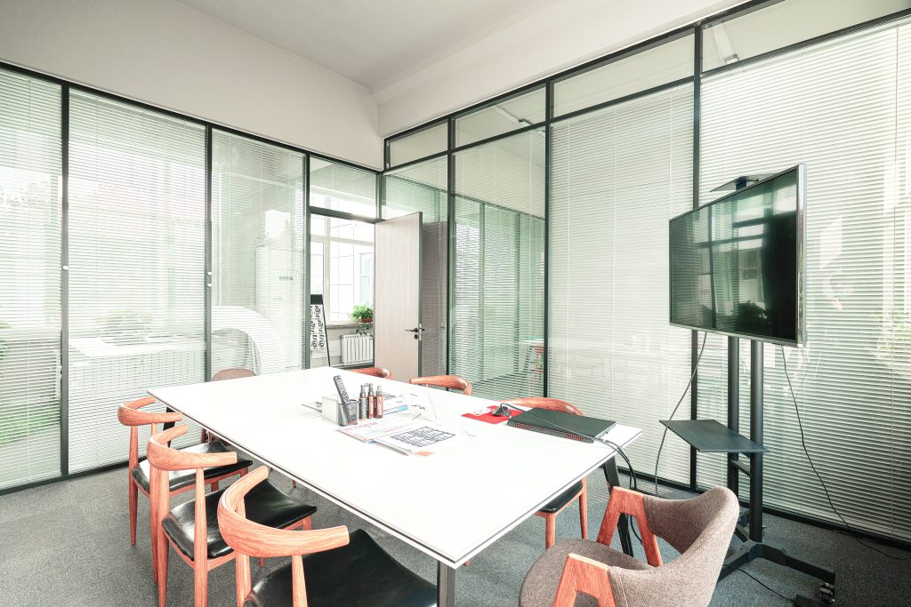 多媒体会议室高清图版权图片下载