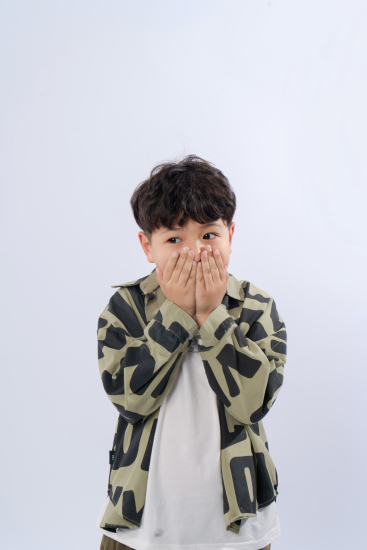 吃惊的小男孩高清图