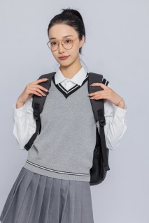 背着书包穿校服拍照的女学生高清图