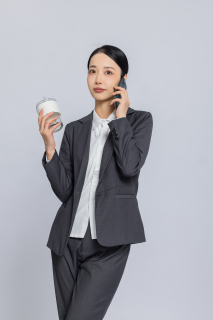 白领女性职业照打电话高清图