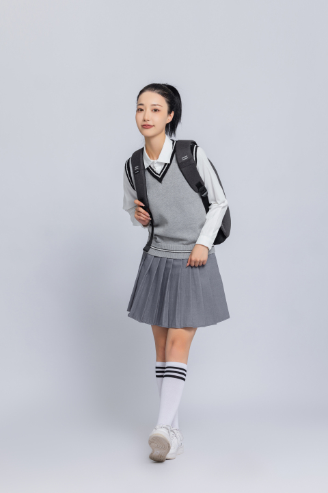 穿校服的女学生高清图版权图片下载