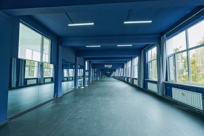 落地窗户室内活动区域