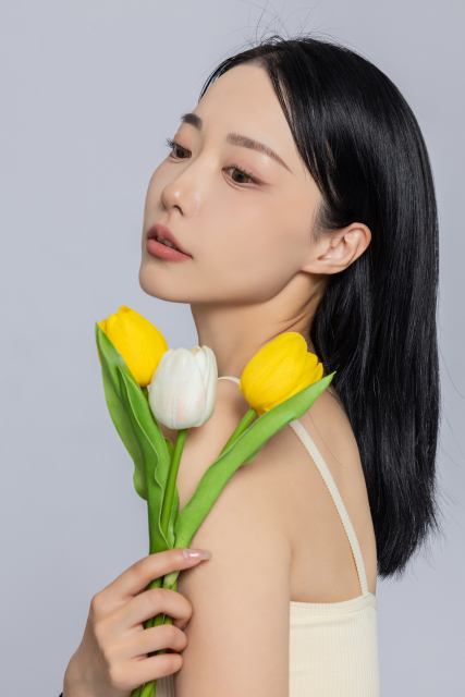 优雅女生手捧多彩郁金香高清图