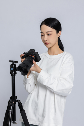 扎低马尾的摄影师近景实拍图