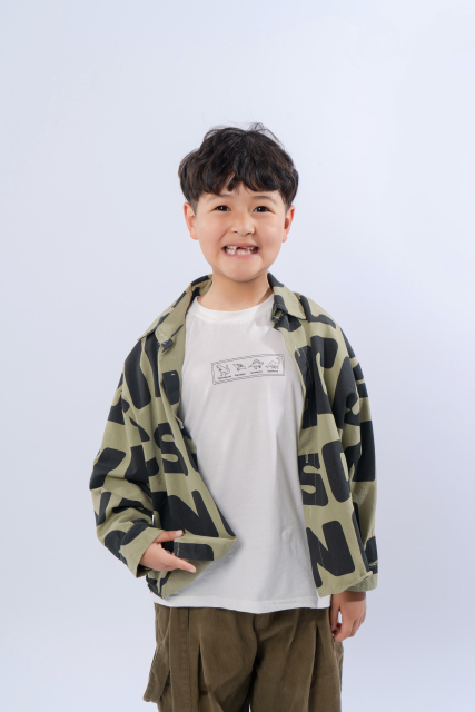 开心的小男孩高清图