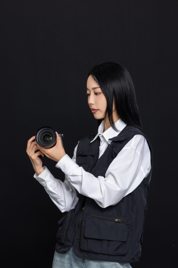 摄影师调整焦距高清图