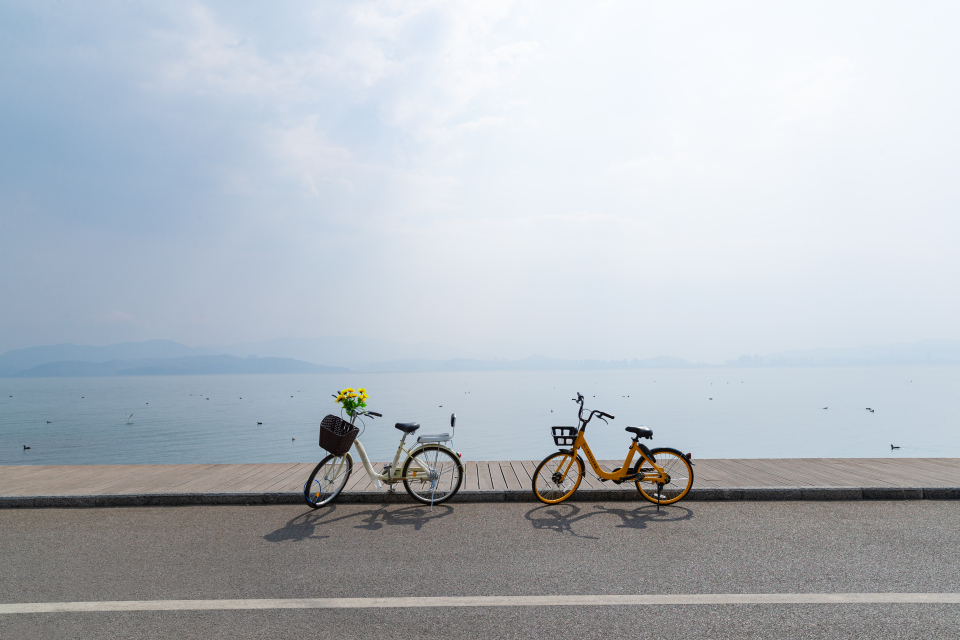 湖边自行车风景图