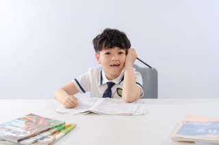 对着镜头笑呵呵的小学生高清图