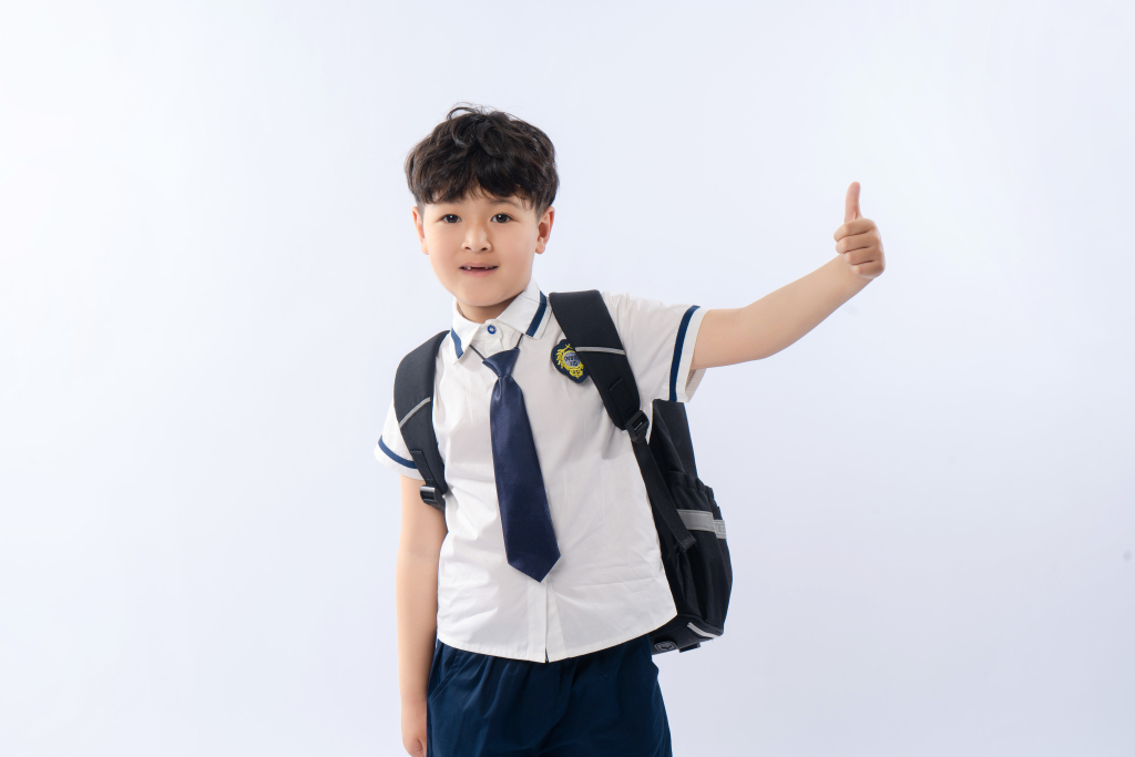 背双肩包的小学生高清图版权图片下载