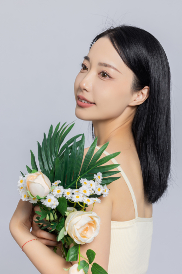 女生手捧鲜花唯美高清图