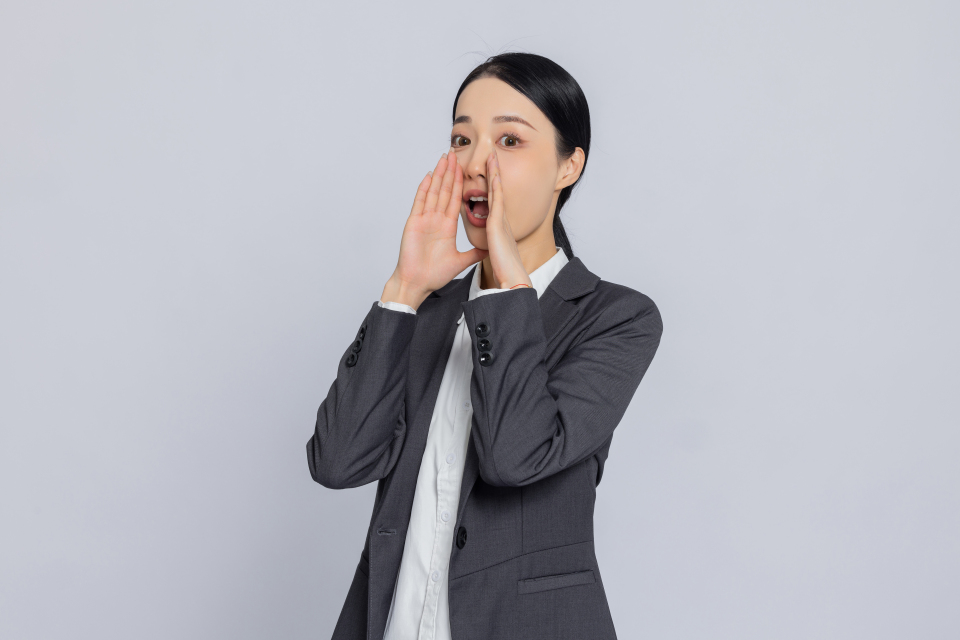 女性职业装呐喊近景实拍图