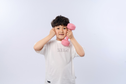 小男孩做锻炼的高清图