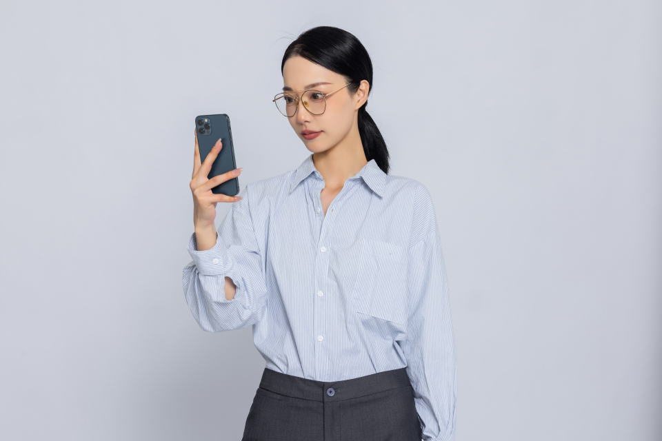 查看手机的女老师高清图