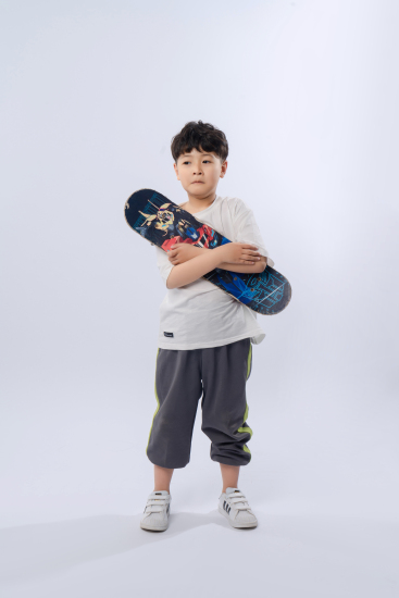 滑板竖着拿的男孩高清图