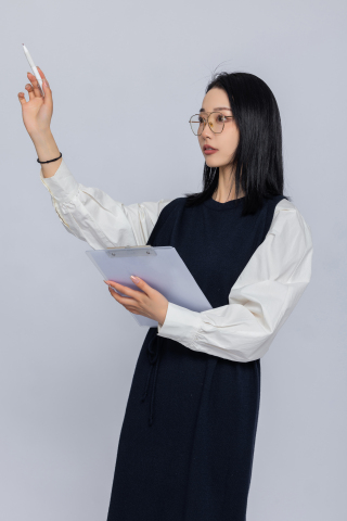 打招呼的女员工实拍图