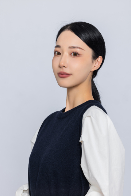 女性工作者近景摄影图