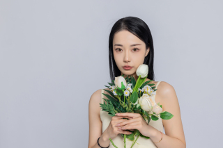 手捧鲜花女生半身照实拍图