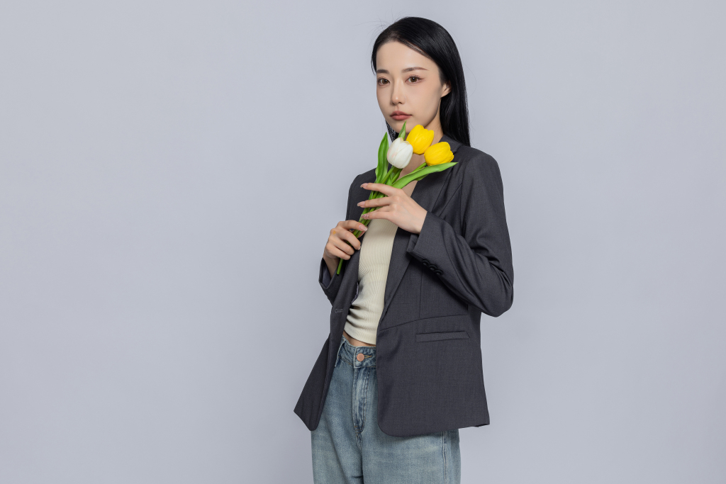 优雅女生手持郁金香侧身照实拍图版权图片下载