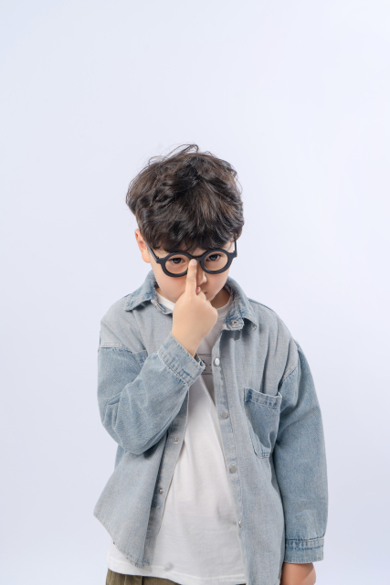 小男孩深沉表情实拍图