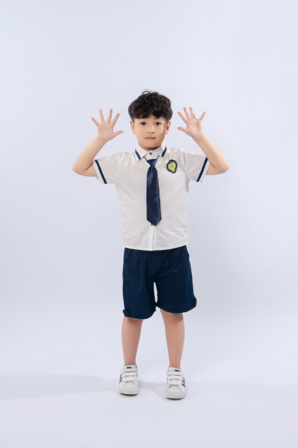 非常自然面对镜头的小男孩高清图