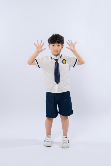 非常自然面对镜头的小男孩高清图