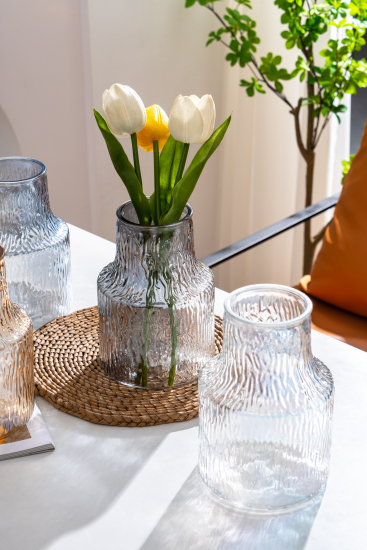 阳光下的花瓶实拍图