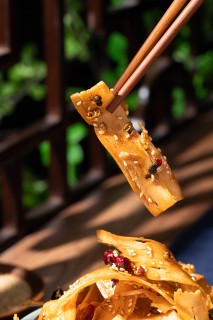 筷子夹一片炒锅饼特写实拍图