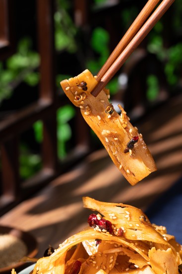 筷子夹一片炒锅饼特写实拍图