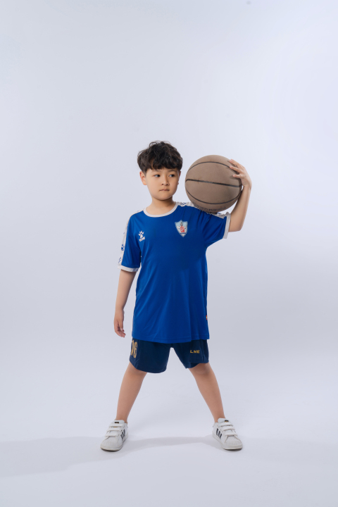 抱着篮球的小男孩高清图版权图片下载