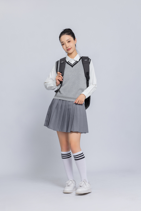 穿校服的女学生实拍图版权图片下载