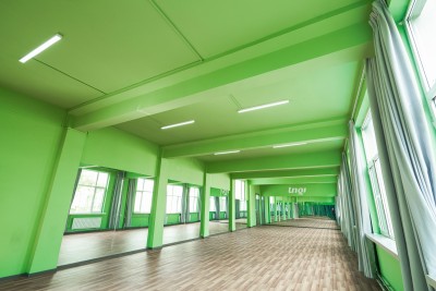 宽敞的绿色走廊图