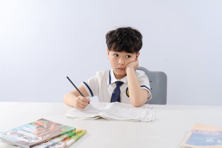 写作业走神的小男生实拍图版权图片下载