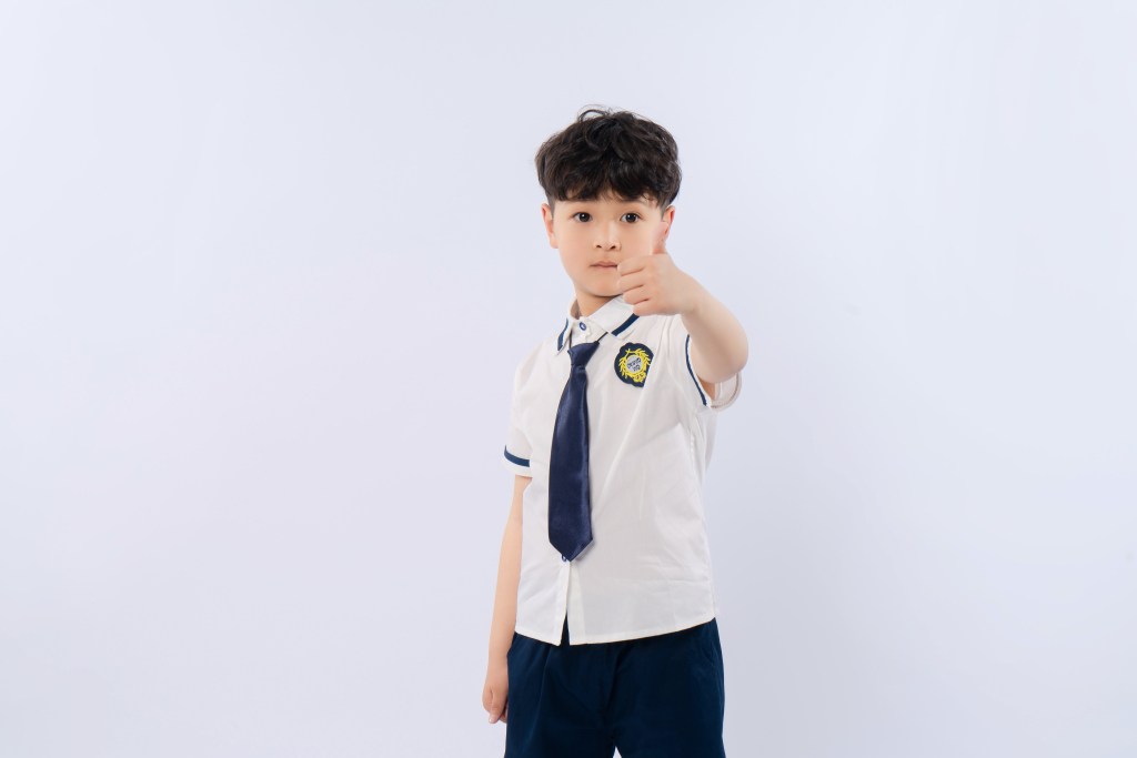 面对镜头大大方方的男生高清图版权图片下载