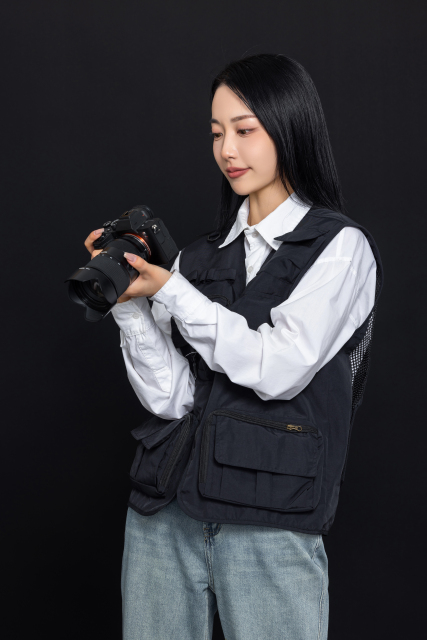 摄影师查看照片半身高清