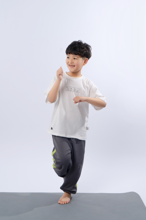 锻炼中的单脚站立小男孩实拍图版权图片下载
