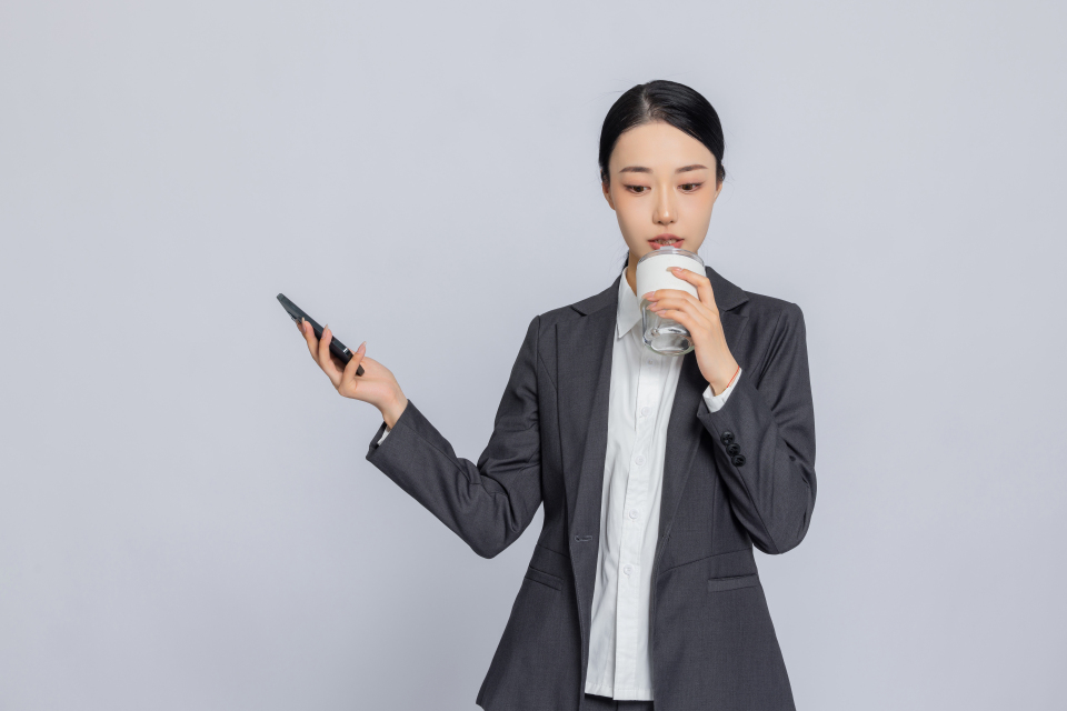 职业装女性喝咖啡正面照高清图