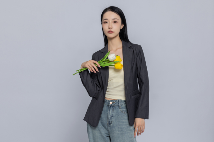 手拿多彩郁金香实拍图