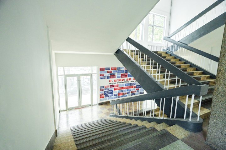 楼梯间实拍图版权图片下载