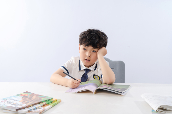 思考问题的小学生高清图版权图片下载