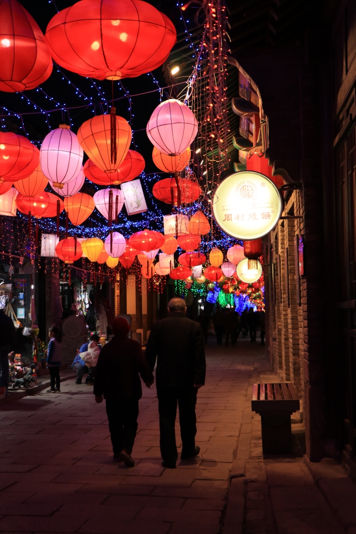 夜晚的灯笼高清图版权图片下载