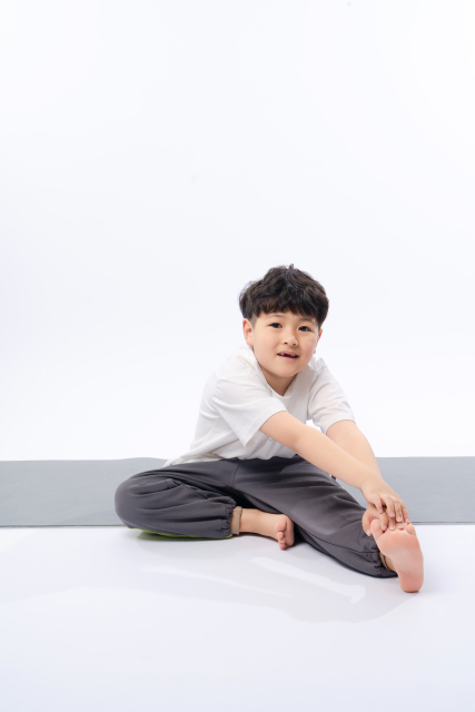 正在锻炼的小学生高清图