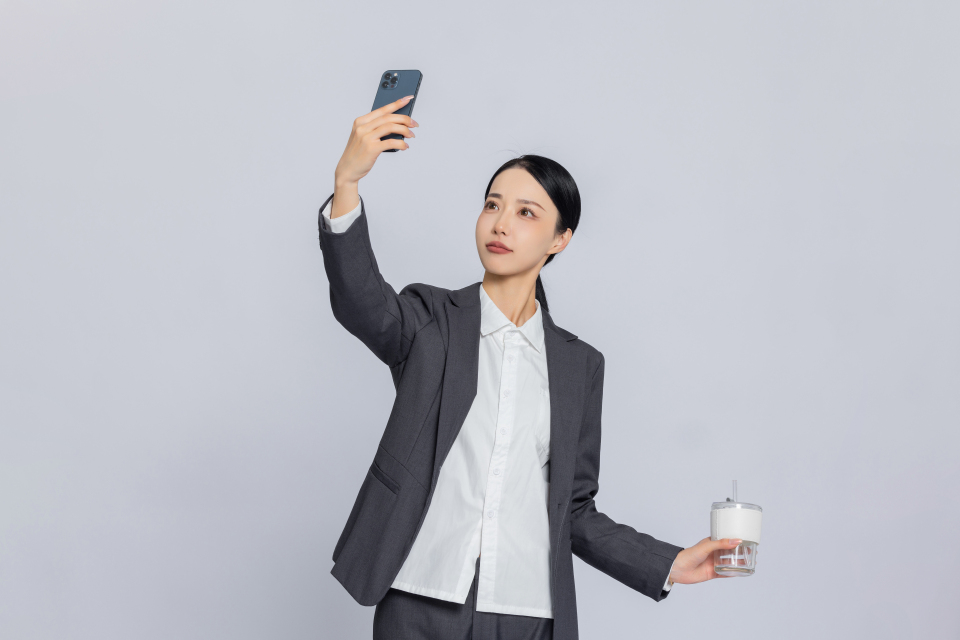 西装职业照女性实拍图