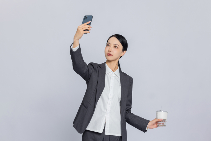 西装职业照女性实拍图