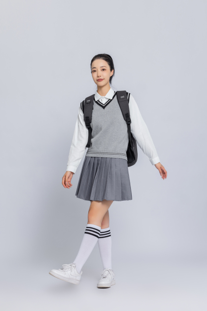 穿校服的女大学生高清图