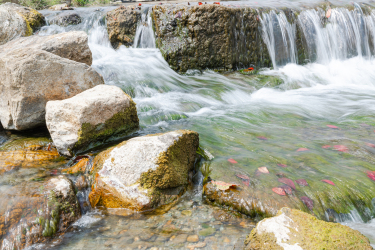 小溪流水风景图