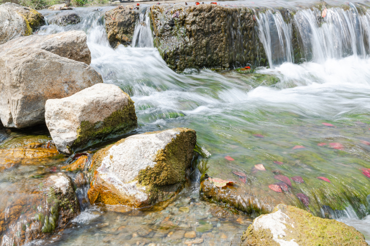 小溪流水风景图版权图片下载