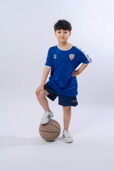 打篮球的男孩写真图