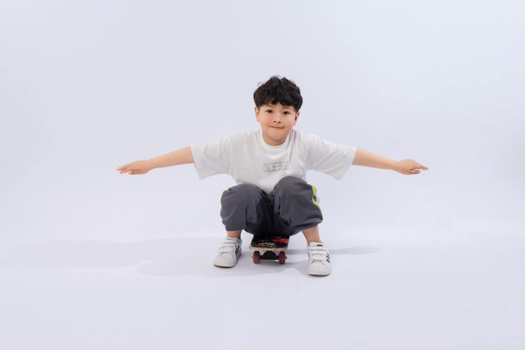 玩滑板男孩高清图版权图片下载